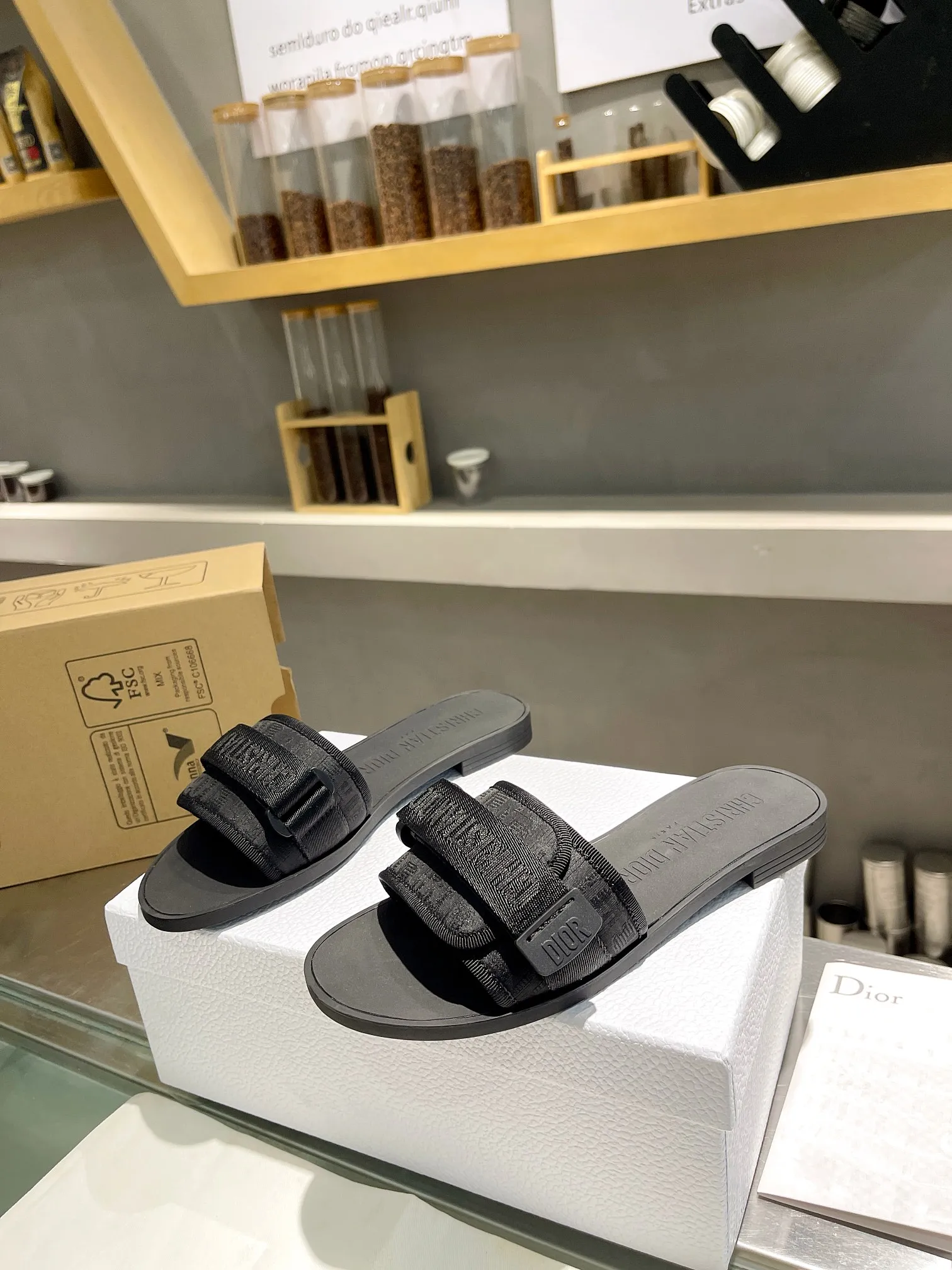 P360👟👟 Dior 2024 latest Velcro buckle sandals series new colors! A perfect replica of the original version. The most popular color matching fabric has a strong sense of layering. The original molded high-end TPU outsole (not ordinary rubber) is very comfortable and easy to walk. The upper materials are all customized from the original version, and the 3D electric embroidered three-dimensional cloth surface is very versatile. A must-have for lazy people in summer, sizes 35-39 (40 41 42 customized)